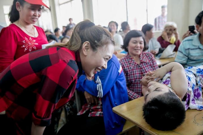 Những nụ cười ràng rỡ của Mỹ Tâm khi nô đùa cùng những em bé bị di chứng chất độc da cam