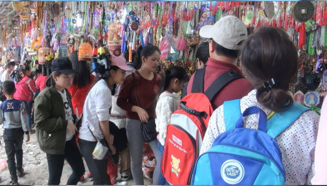 Khách tham quan, lễ chùa mua bán tấp nập