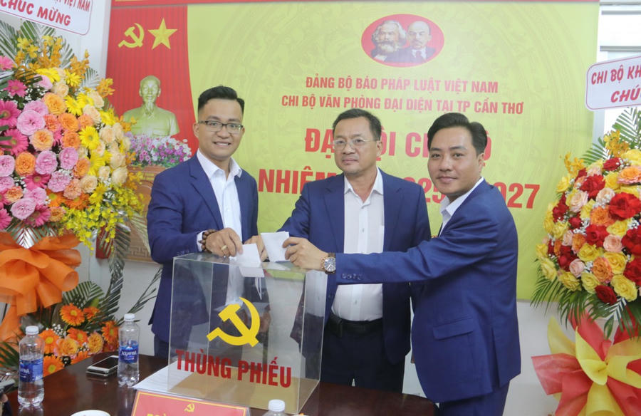 Các đại biểu bỏ phiếu bầu Bí thư Chi bộ Văn phòng Đại diện tại TP. Cần Thơ nhiệm kỳ 2025 - 2027.