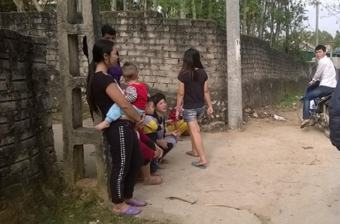 Biết tin lực lượng chức năng triệu tập Cường vì khoe ảnh giết khỉ, nhiều người dân xóm Lam Sơn, xã Quỳnh Lập xôn xao bàn tán (Ảnh: Duy Ngợi).