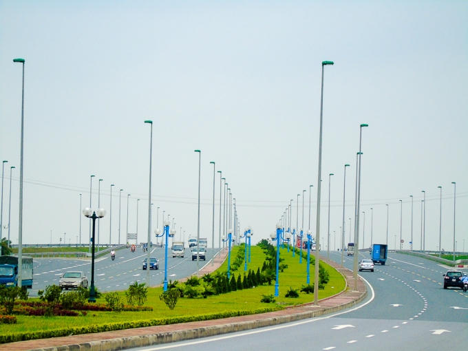 Tuyến đường Hoàng Sa có 8 làn, rộng 6,8 m, có chiều dài 4,8 km, thiết kế theo chuẩn cấp I, tốc độ tối đa 80 km/h. Đây là một trong những tuyến đường hiện đại nhất thủ đô.