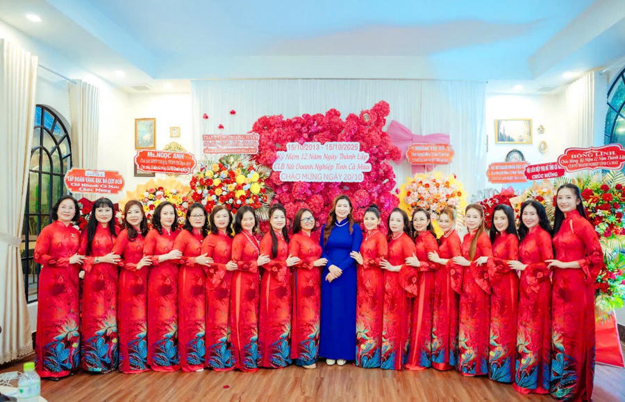 CLB Nữ doanh nghiệp tỉnh Cà Mau chụp ảnh lưu niệm, nhân kỷ niệm 12 năm ngày thành lập.