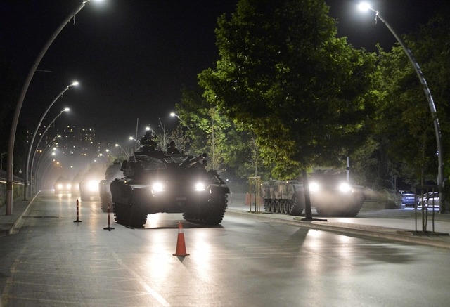 Xe tăng quân đội trên đường phố Ankara (Ảnh: Reuters)