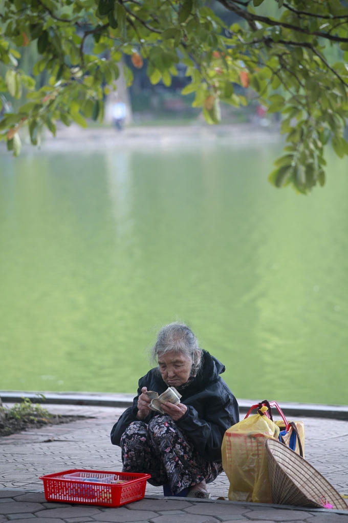 Cụ bà bán hàng rong co ro trong cái lạnh