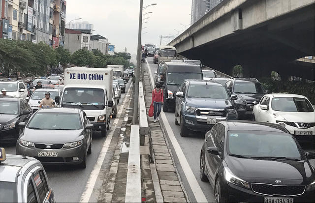 Nút giao Nguyễn Xiển - Nguyễn Trãi bị ùn tắc kéo dài
