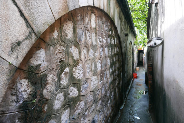 Hơn 10 năm trước, thành phố xây bịt hầu hết các ô vòm do gầm cầu trở thành điểm tụ tập của nhiều thành phần gây mất an ninh, trật tự, cũng để hạn chế rung lắc ,tiếng ồn mỗi khi tàu đi qua.