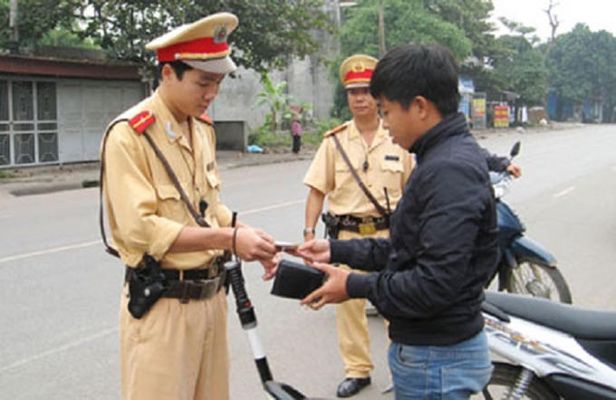CSGT dừng xe kiểm tra, xử lý người vi phạm giao thông. (Ảnh minh họa)