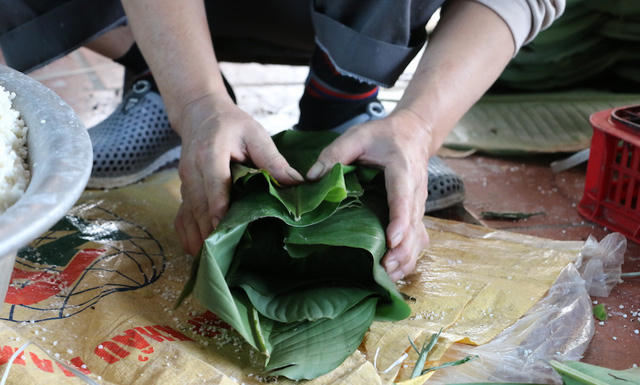 Người Tranh Khúc gói bánh đã thành "nghệ nhân", không cần dùng khuôn mà bánh luôn chắc nịch, vuông thành sắc cạnh. Để gói xong một chiếc bánh chưng chỉ mất chưa đầy một phút, không tính công gấp lá làm nhân trước đó.