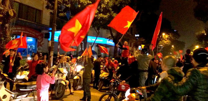 H&agrave;ng vạn người xuống đường ăn mừng chiến thắng của tuyển Việt Nam