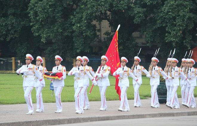 Trang trọng nghi thức treo cờ rủ tại Quảng trường Ba Đ&igrave;nh