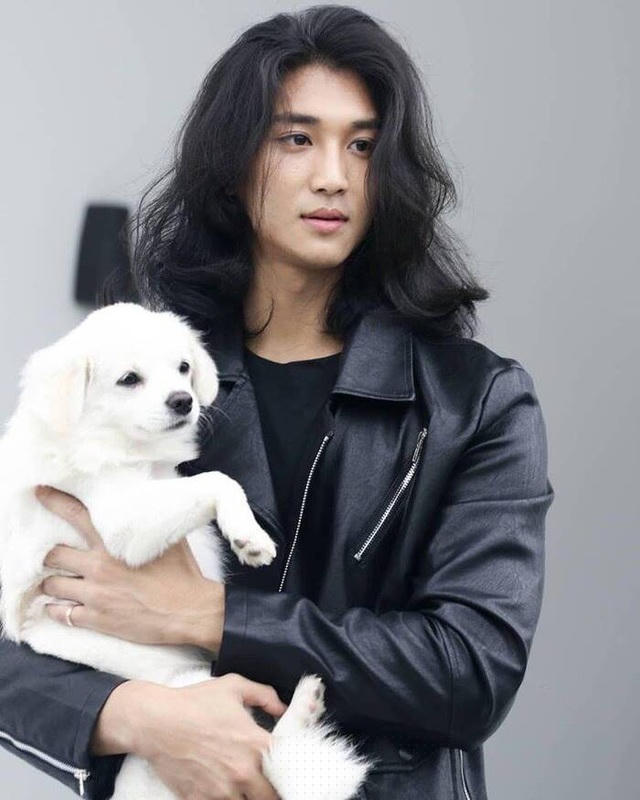 Paing Takhon là một chàng trai nhạy cảm và yêu động vật.