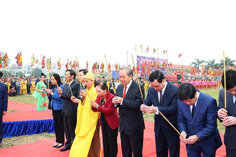 Phó Thủ tướng Trương Hòa Bình dâng hương tưởng nhớ Vua Lê Hoàn. (Ảnh: VGP/Lê Sơn)
