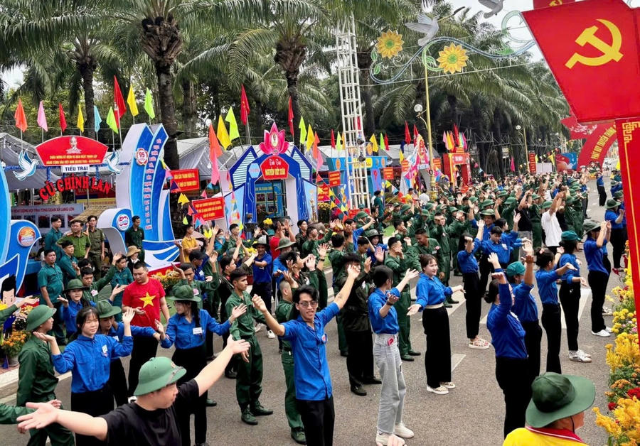 Thanh niên cùng các tân bình hoà mình vào các hoạt động của hội trại