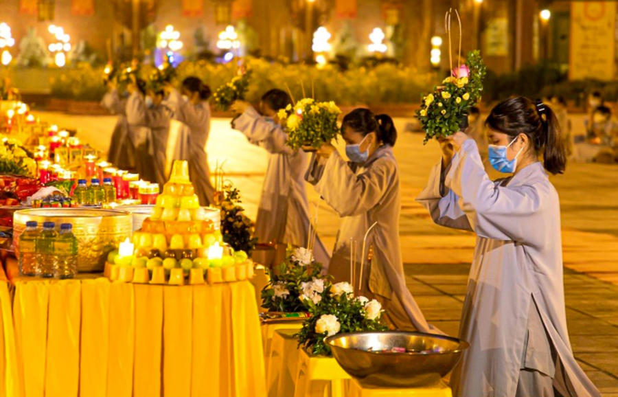 Con cháu tưởng nhớ công ơn và thể hiện lòng hiếu thảo đối với cha mẹ và tổ tiên.