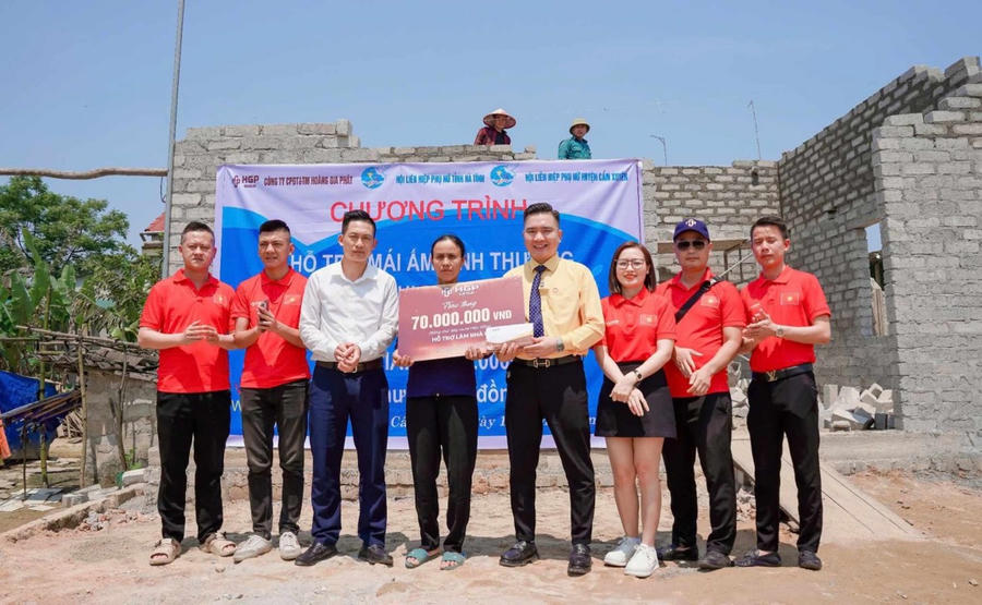 Trao hỗ trợ cho chị Nguyễn Thị Thảo tại xã Cẩm Lĩnh.