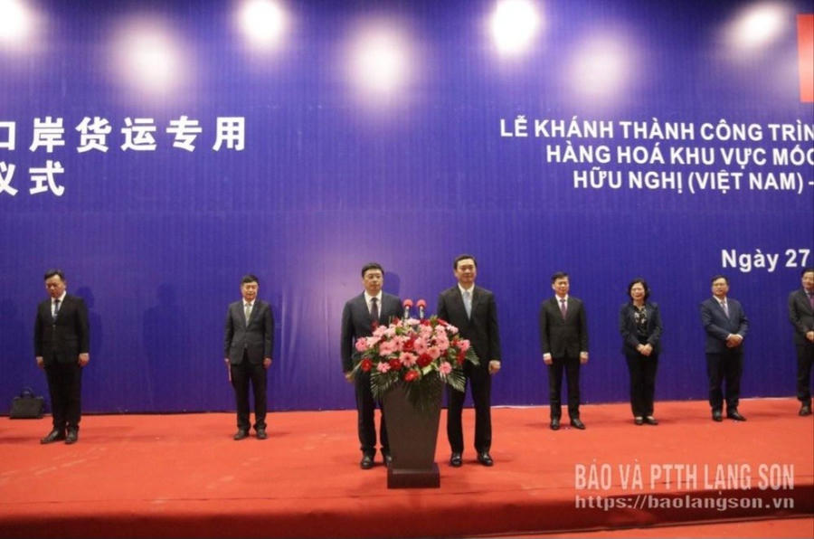 Các đại biểu tỉnh Lạng Sơn (Việt Nam) và Chính quyền nhân dân Khu tự trị dân tộc Choang Quảng Tây (Trung Quốc) tham dự buổi lễ khánh thành. (Ảnh: Báo &PTTH Lạng Sơn)