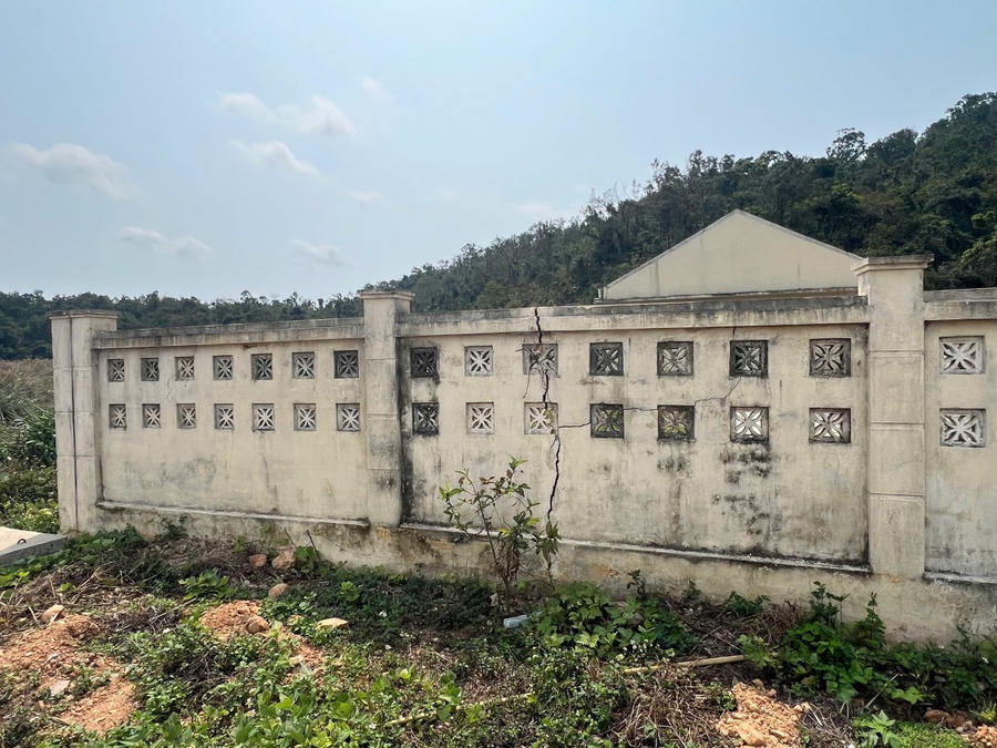 Sau thời gian dài bị bỏ không, nhiều hạng mục xuất hiện nhiều vết nứt, vỡ lớn.