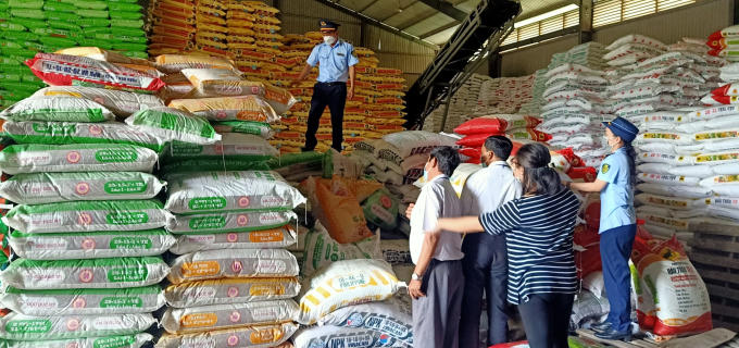 2,5 tấn phân bón có dấu hiệu vi phạm nhãn bị phát hiện tại An Giang. Ảnh Cục QLTT An Giang