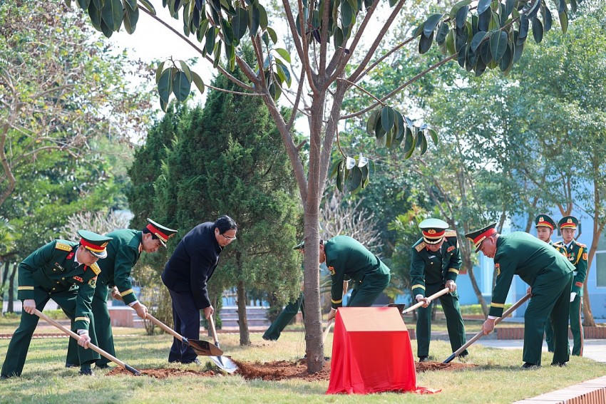 Thủ tướng chúc Tết và kiểm tra công tác ứng trực tại một số đơn vị quân đội, công an
