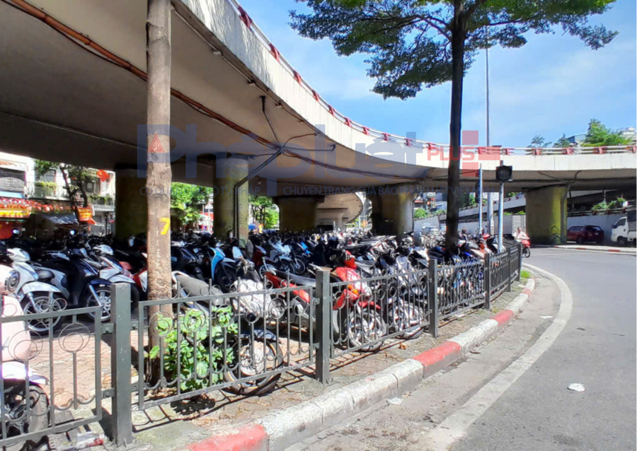 Được biết, bãi xe khu vực này được Công ty Cổ phần Đồng Xuân quản lý, trông, giữ xe.