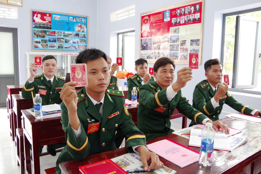 Các đại biểu biểu quyết nhất trí thông qua bầu cử Cấp ủy Chi Bộ Đồn BP Cửa khẩu Cảng Năm Căn.