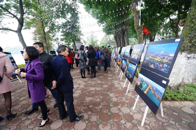 Triển lãm còn thu thút rất đông những người yêu nhiếp ảnh, yêu Hà Nội. (Ảnh: Vietnam cityscape group)