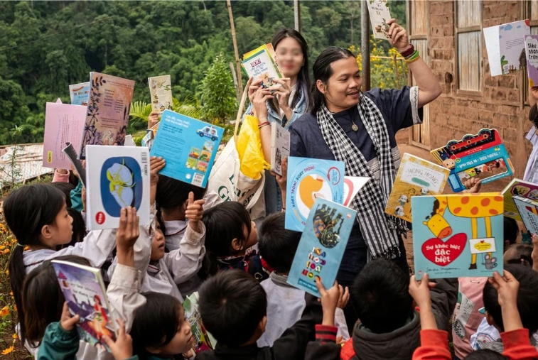 Dự án Nuôi Em được thành lập và điều hành bởi Hoàng Hoa Trung.