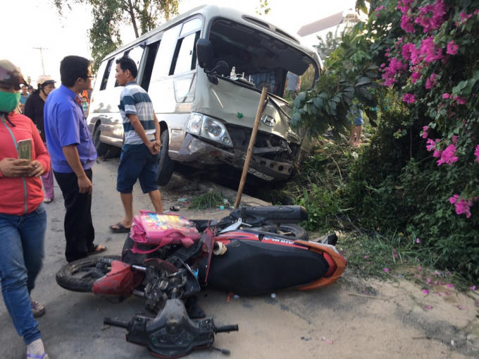 Xe máy và xe ô tô tại hiện trường