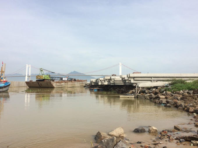 Trong thiết kế xây dựng, đơn vị thi công buộc phải bóc dỡ, vận chuyển đi nơi khác toàn bộ tuyến kè đá dài 731m, khối lượng xấp xỉ 5.200 m3 trước khi đổ đất, san lấp. Hiện trạng tuyến đê đá này không được bốc dỡ, vận chuyển đi nơi khác khi phóng viên Pháp Luật Plus có mặt sáng 16/9.