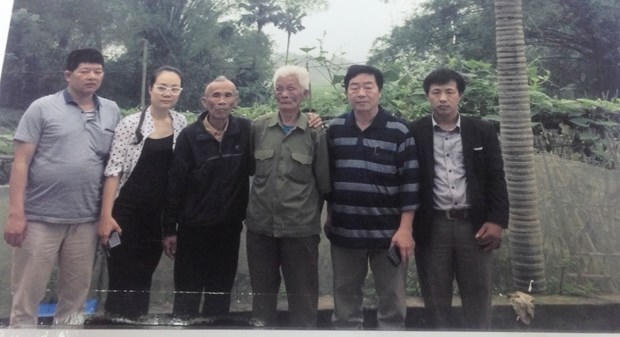 Ông Nguyễn Văn Hòa đưa ông Thêm cùng 3 cơ quan báo chí đi tìm gặp nhân chứng sống là ông Cù Tiện (giữa) - người đã xác nhận hung thủ vụ án đêm 23/7/1970 là Phùng Thanh Nhàn. (Ảnh Tư liệu do ông Hòa cung cấp).