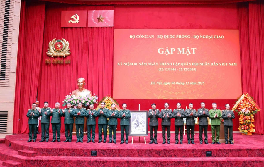 Đảng ủy Công an Trung ương, Bộ Công an gửi lời chúc mừng tốt đẹp nhất tới Quân uỷ Trung ương, Bộ Quốc phòng.