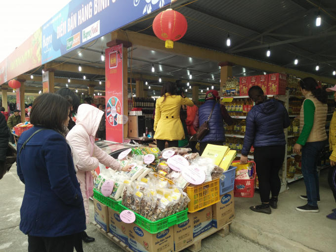 Người dân huyện Ứng Hòa háo hức mua sắm tết tại chợ tết của Hapro.