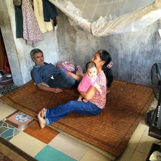 Cuộc sống khó khăn của 1 trong hơn 200 hộ dân sinh sống tại khu tập thể 3 tầng đang bị chính quyền địa phương cưỡng chế bằng hình thức cắt điện, nước.