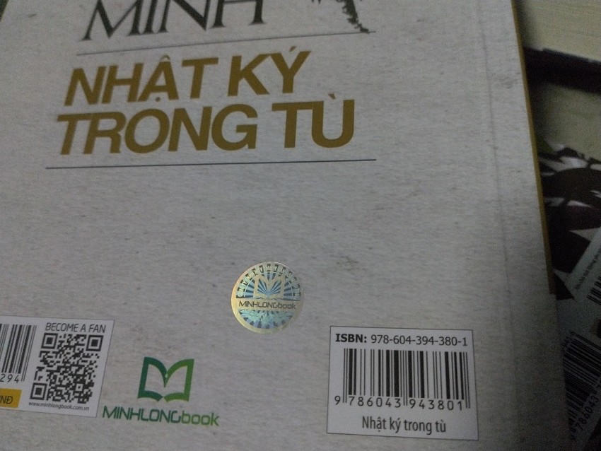 Tem chống giả là cách thức dễ nhất để phân biệt sách giả và sách thật, các đầu sách lậu đều không dán các tem này do nguồn gốc không rõ ràng, không được cấp phép xuất bản