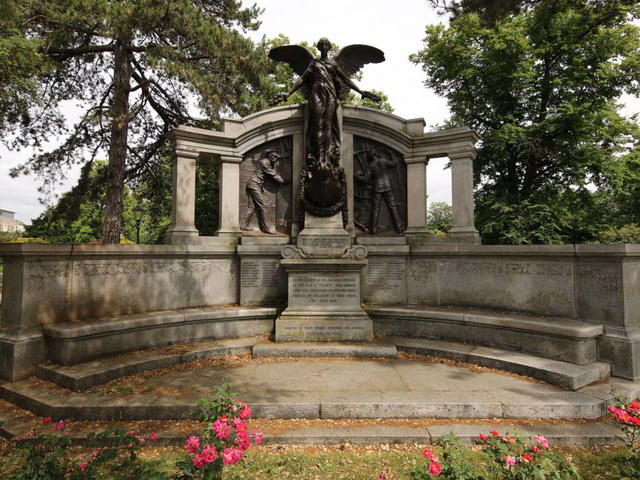 Tất cả 25 kỹ sư trên tàu Titanic đã thiệt mạng bởi họ đã ở lại tàu tới thời khắc cuối cùng để giữ cho máy tàu hoạt động.