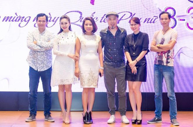 Nhạc sĩ Huy Tuấn và một số thành viên trong ê kíp sản xuất Bài hát yêu thích tái ngộ trong đêm nhạc “Gắn kết yêu thương”