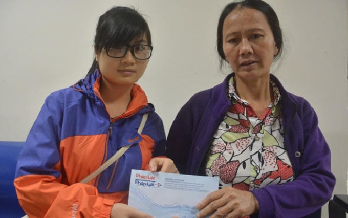 Bà Trần Thị Lộc - mẹ sinh viên Trần Văn Trung nhận quỹ hỗ trợ từ Tòa soạn Phapluatplus.vn.