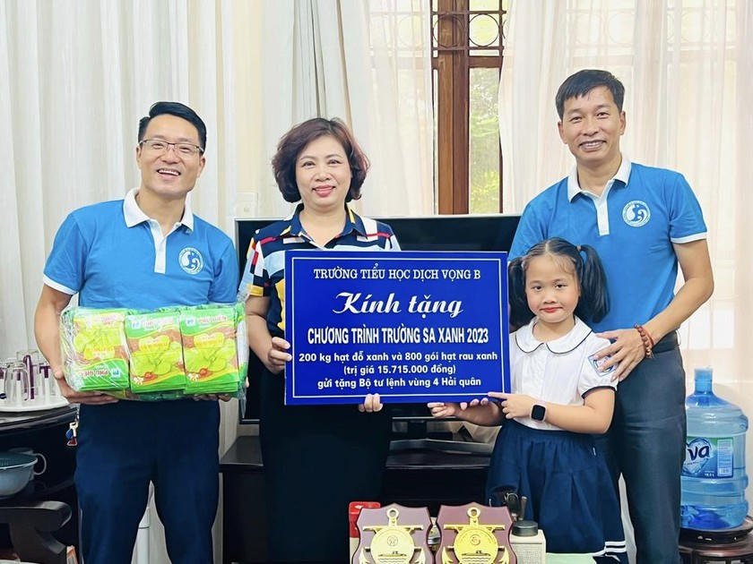 Cô giáo Nguyễn Thanh Huyền – Bí thư Chi bộ- Hiệu trường, và đại diện giáo viên, học sinh trường Tiểu học Dịch Vọng B trao quà gửi tặng các chiến sĩ tại đảo Trường Sa.
