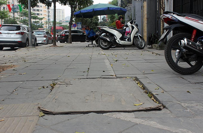 Một hố ga khác trên đoạn đường Trung Kính được người dân dùng ván mỏng che đậy tạm thời.