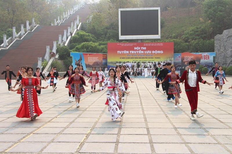 Những màn biểu diễn sôi động tạo không khí vui tươi, phấn khởi.