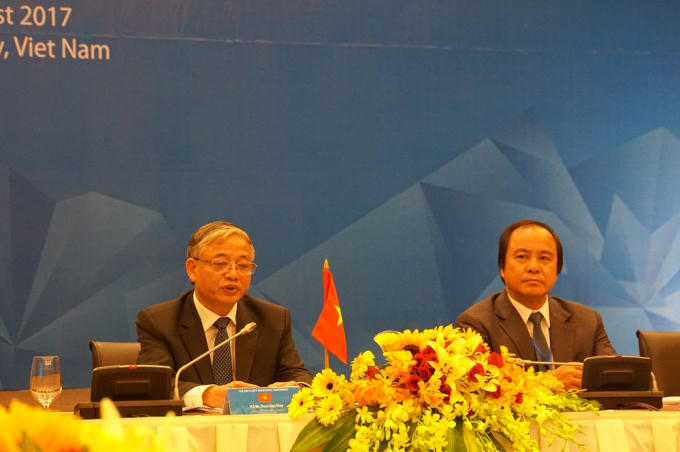 Thứ trưởng Bộ LĐ, TB &XH Doãn Mậu Diệp (trái) thông tin về Tuyên bố chung.