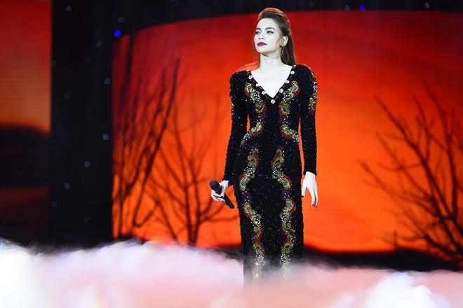 Hồ Ngọc Hà dành tặng khán giả thủ đô các ca khúc đặc biệt như "Gửi người yêu cũ", "Anh cứ đi đi" và "Đừng đi "trong phần cuối chương trình. Khi nói về hit "Anh cứ đi đi "của Hari Won, nữ ca sĩ khen ngợi đàn em dù là người nước ngoài đã thể hiện rất tốt, biến bài hát trở thành hiện tượng. Ảnh Giang Huy