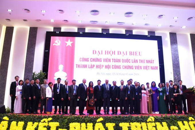 Bộ trưởng Lê Thành Long, nguyên Bộ trưởng Hà Hùng Cường, Thứ trưởng Trần Tiến Dũng chụp ảnh lưu niệm cùng các đại biểu tham dự Đại hội.
