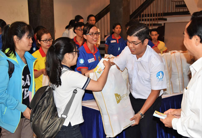 Sinh viên nhận quà hỗ trợ trong chương trình họp mặt sinh viên đón tết xa nhà.