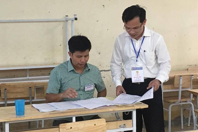 Thanh tra chấm thi tại Hòa Bình. Ảnh: Nghiêm Huê.