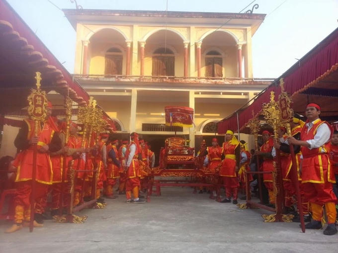 Ngay từ sáng sớm, hàng trăm người dân đã dồn về đình Cổ Đam để thực hiện, cũng như chứng kiến nghi thức rước Thánh trang nghiêm.