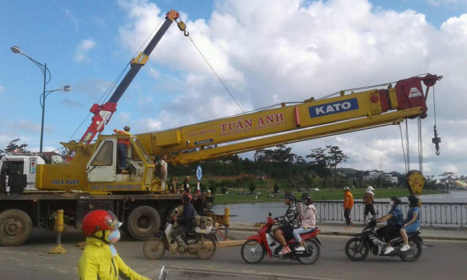 Nhiều xe cứu hộ được điều động đến hiện trường.