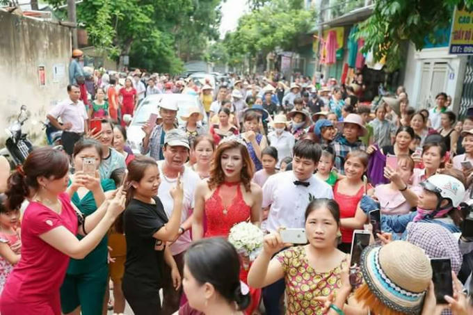 Mọi người nô nức chụp ảnh, reo hò trong đám cưới.