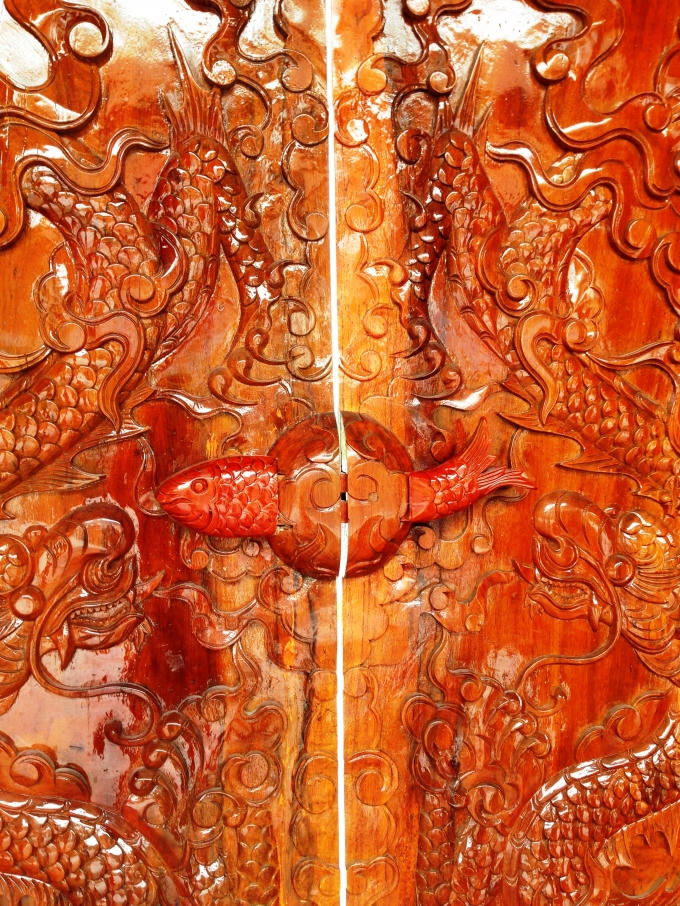 Cổng điện được cài chốt hình con cá gỗ, nét văn hóa lưu giữ từ bao đời của người dân Nghệ Tĩnh.