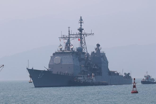 Tàu tuần dương USS Lake Champlain tiến vào cập Cảng Tiên Sa
